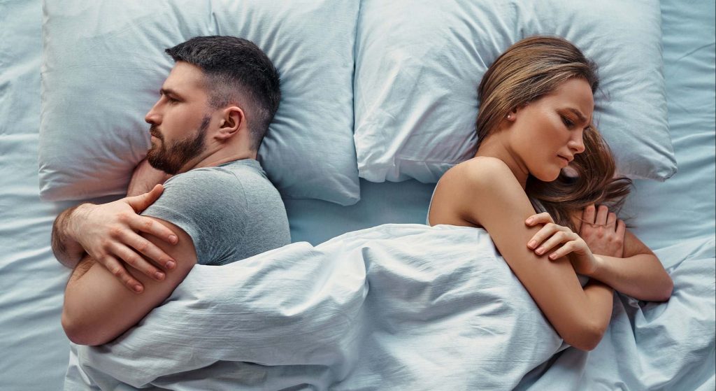 pareja enfadada en la cama